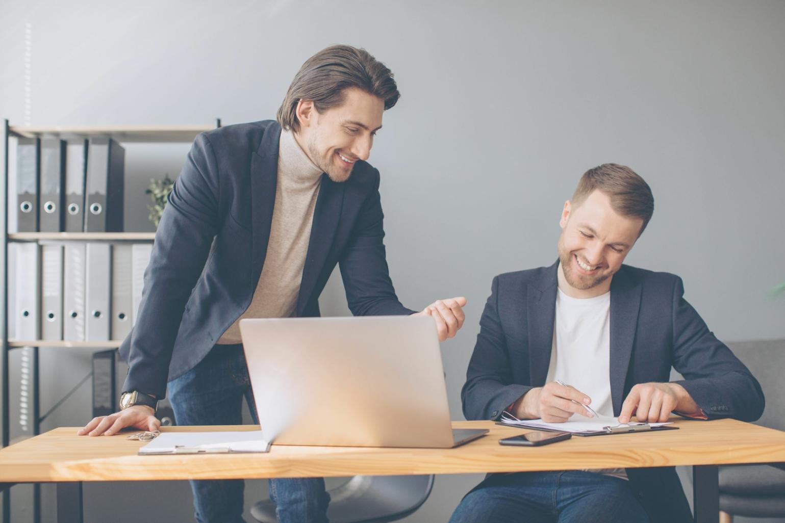 Dirigeant d'entreprise analysant sa trésorerie