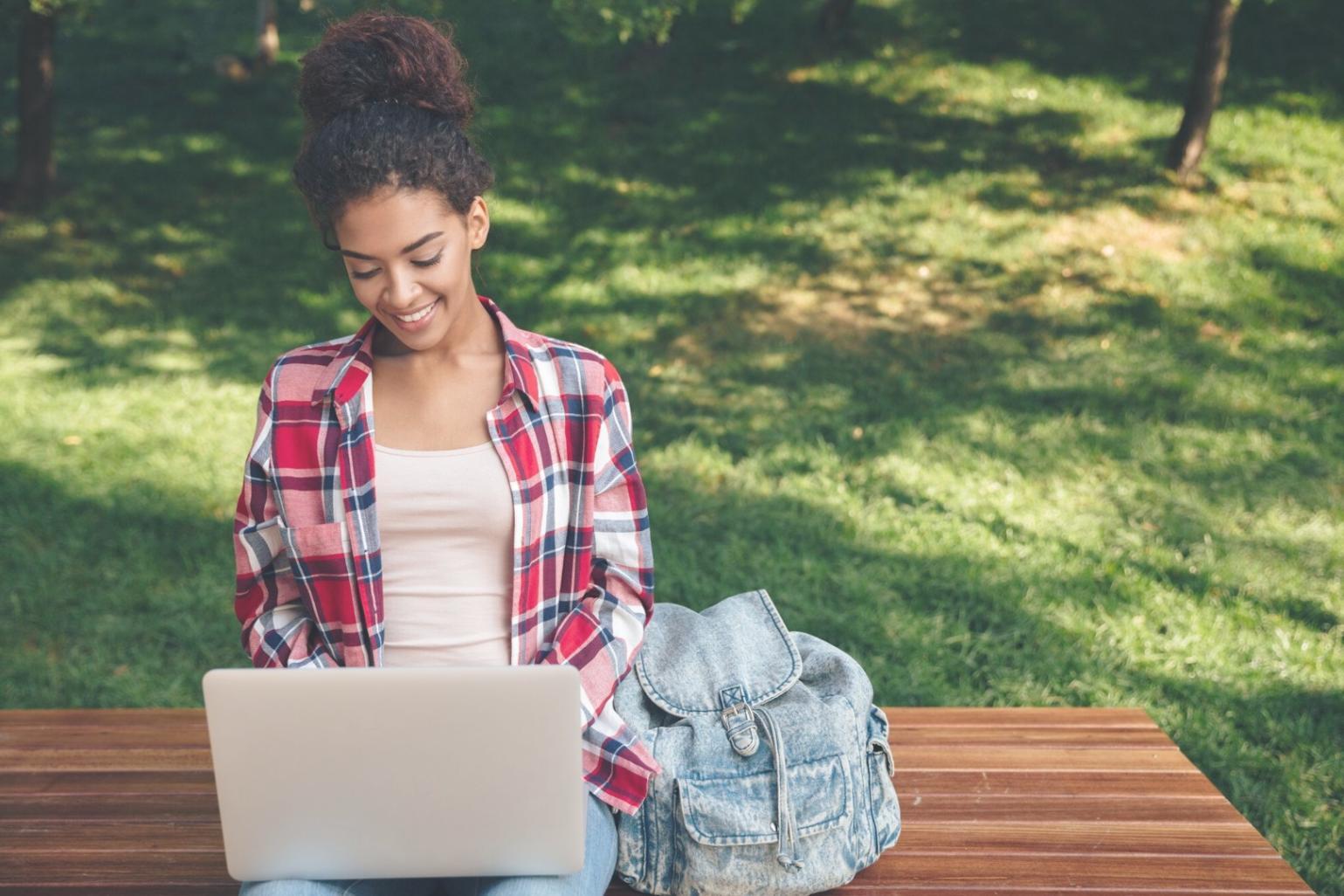 Consultation financière avec graphiques et documents