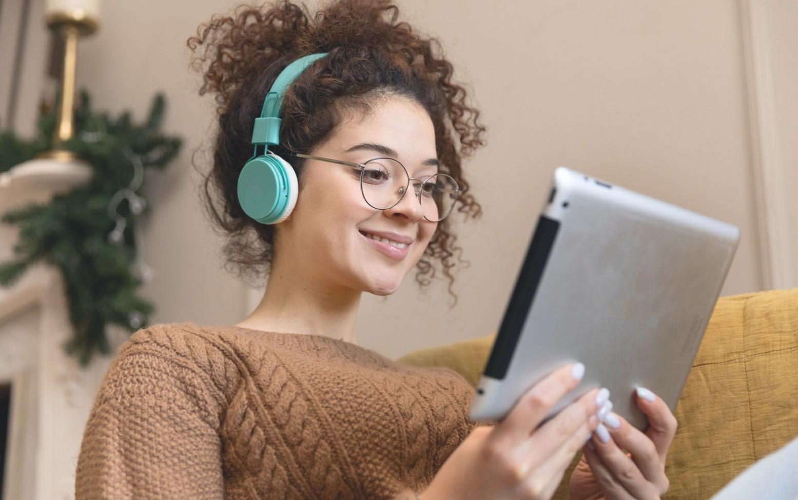 Équipe lumetaryos en réunion autour d'une table avec graphiques financiers