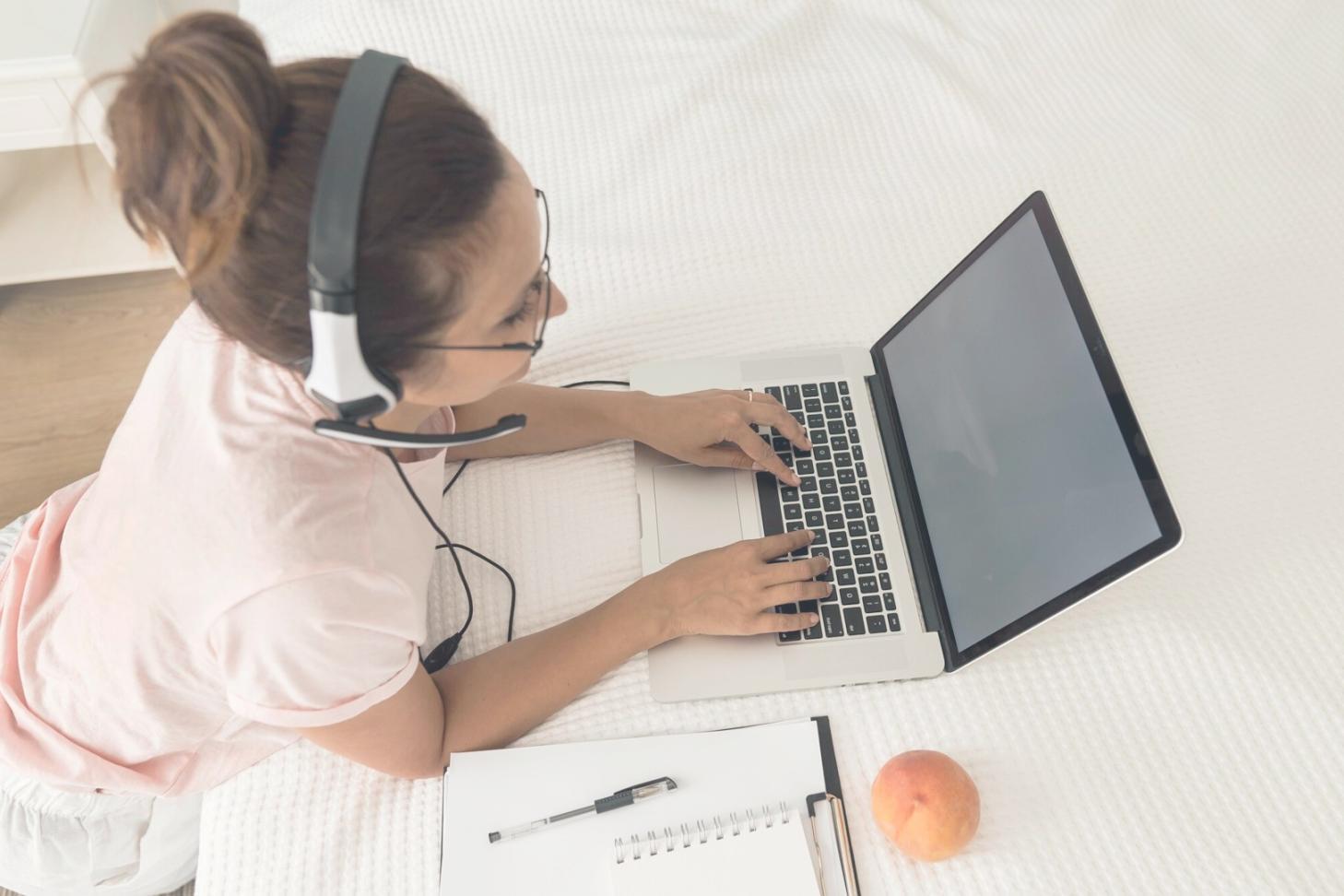 Bureau moderne avec documents financiers et ordinateur portable